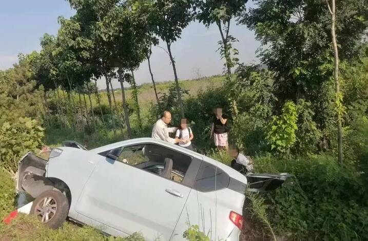 潍坊市坊子区：电动汽车侧翻5人被困 退役军人出手相救