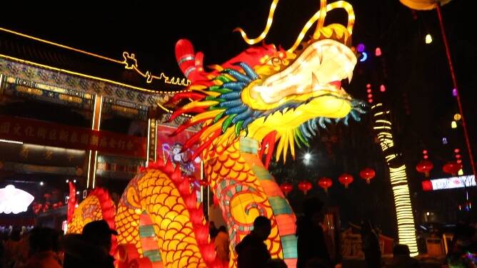 夜太美！潍坊十笏园新春国潮庙会灯会灯火璀璨年味浓