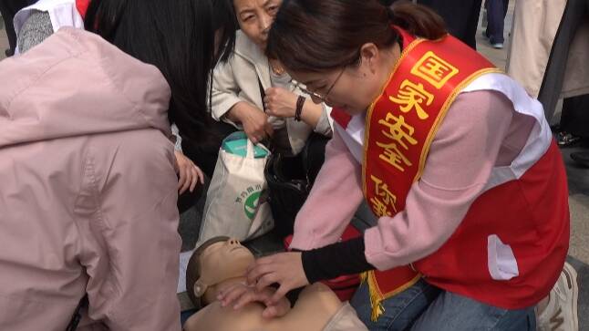 体验消防装备、学习急救技能 潍坊全民国家安全教育日集中宣传活动互动体验感拉满