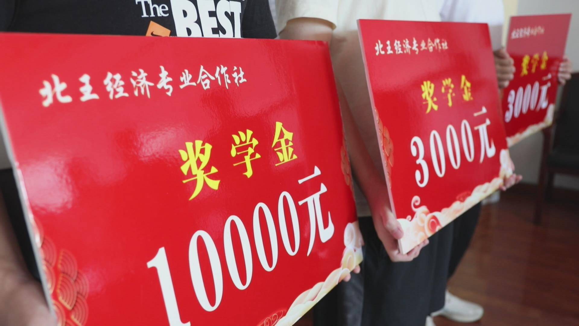 潍坊奎文：金秋助学 怀梦前行 为准大学生发放奖学金