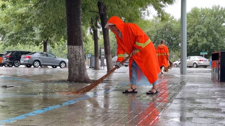 潍坊昌乐：闻讯而动快速清除积水“拦路虎” 消除隐患保障交通安全有序