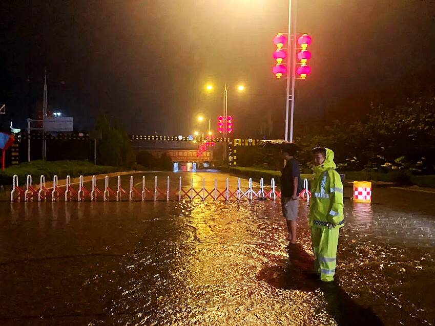 潍坊昌乐：防汛人员连夜值守 护航群众平安出行