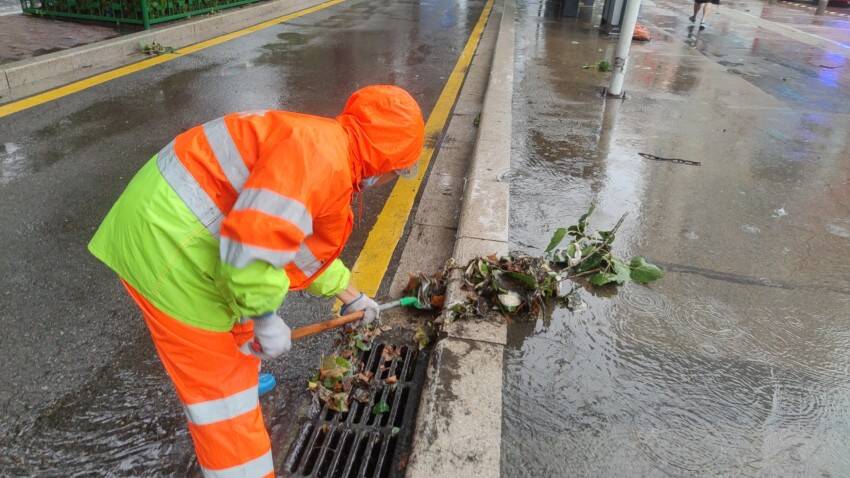 潍坊市潍城区：强降雨影响多处铁路桥涵、路段通行 防汛人员坚守一线清积水保畅通